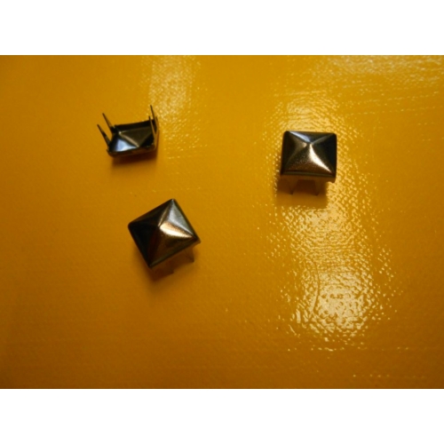 Piramis alakú szegecs (12mm)