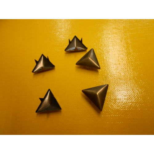 Háromszög alakú szegecs (antikolt réz)