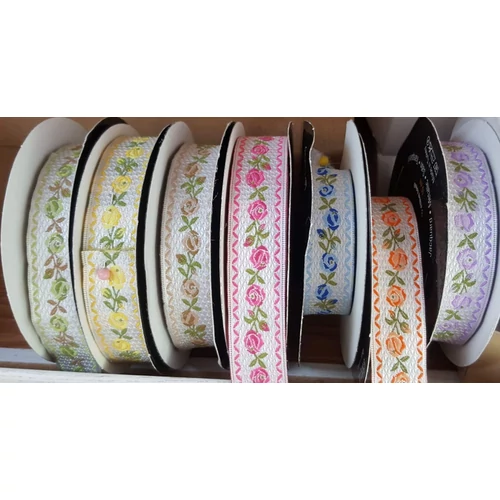 Textil szalag hímzett virágmintával.20mm
