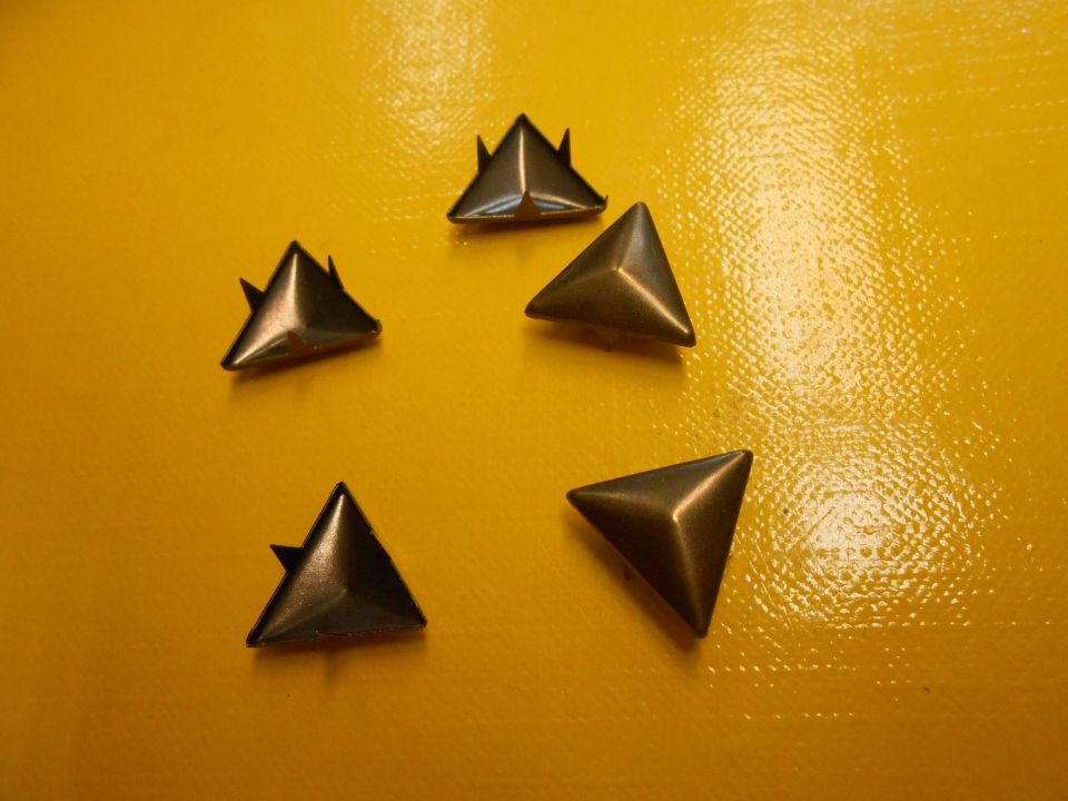 Háromszög alakú szegecs (antikolt réz)