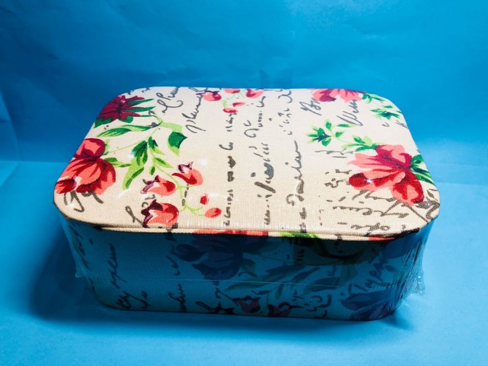 Varródoboz ,varrós doboz kézimunka doboz virágos textíl borítású