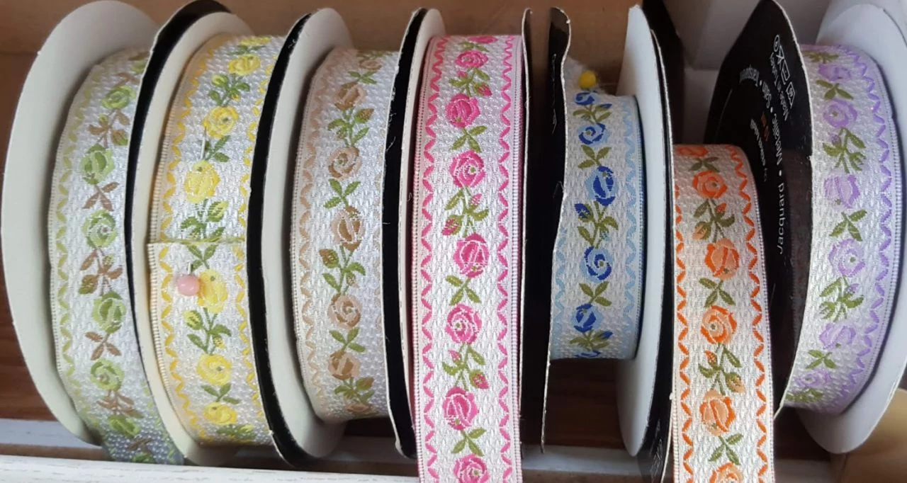 Textil szalag hímzett virágmintával.20mm