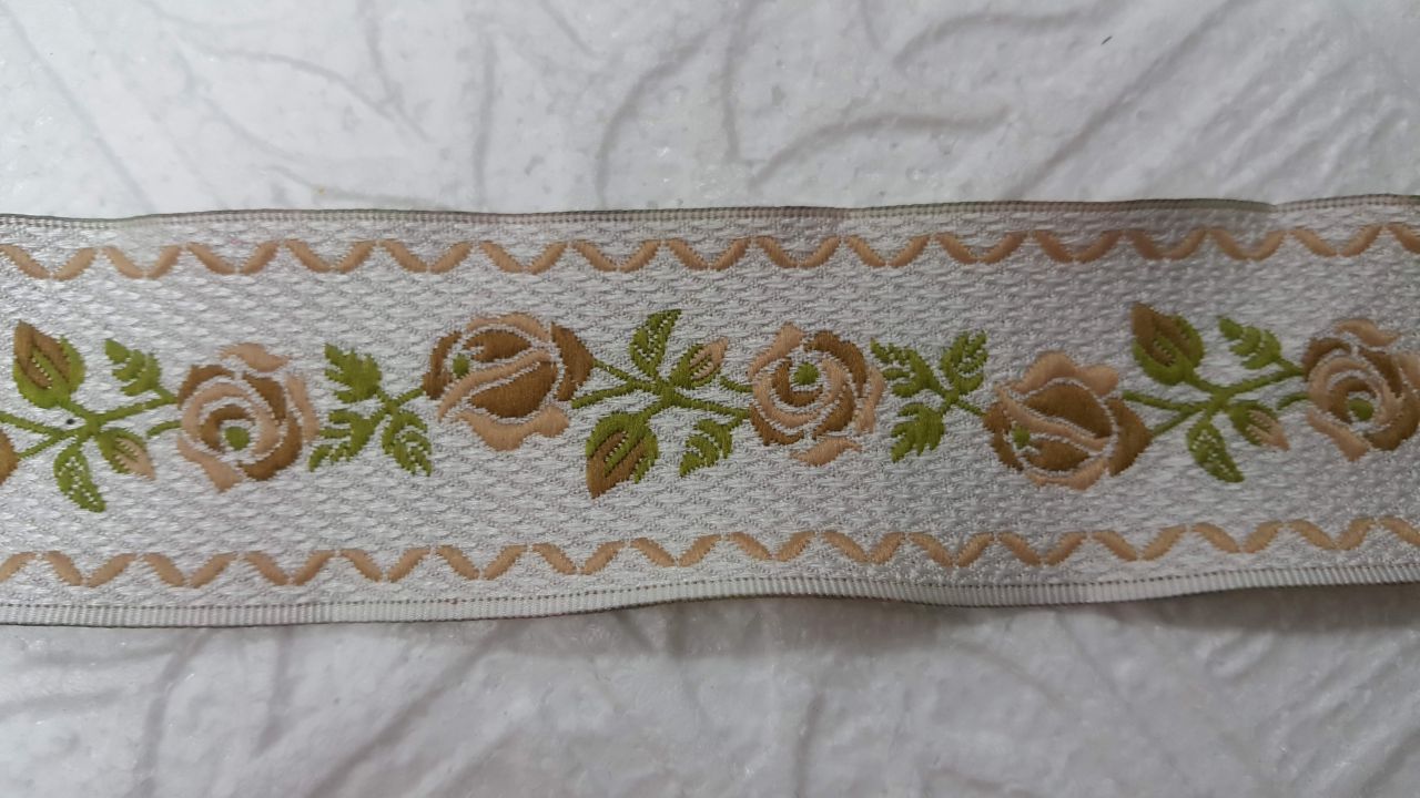 Hímzett textil szalag virágmintával 32mm